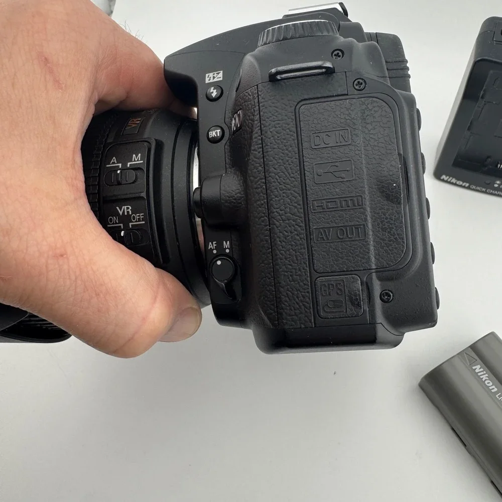 Nikon D90 DSLR Camera 18-105mm VR Lens Black Bundle 12.3MP‎ HD Video FOR PARTS